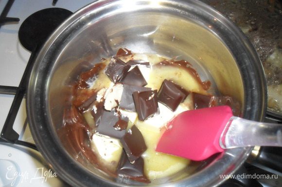 Масло и шоколад растопить на водяной бане.