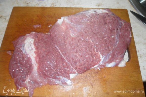 Мясо разрезать так чтоб кусок имел более ровную поверхность и отбить.