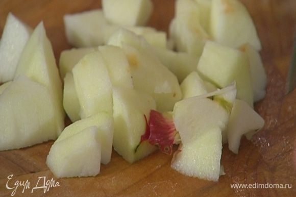 Грушу и яблоко очистить от кожуры и, удалив сердцевину, нарезать небольшими кусочками.