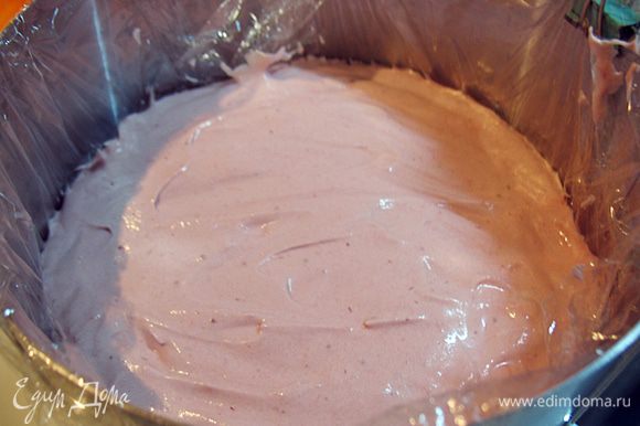 Кольцо (диаметр 18 см) выстелить пищевой пленкой и выложить в него крем-мусс. Поставить в морозилку минимум на час.