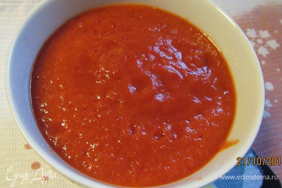 Консервированные томаты измельчаем в блендере до образования однородного соуса.