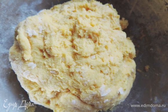 Смешиваем тыквенное и картофельное пюре. Добавляем масло или маргарин комнатной температуры, соль, яйцо и замешиваем мягкое тесто. Оно сможет слегка липнуть к рукам, это нестрашно.