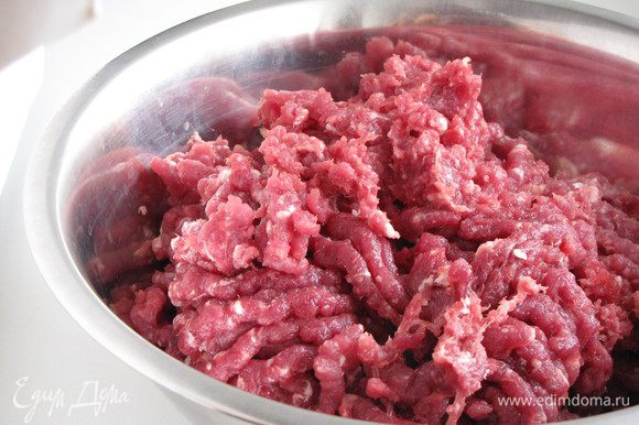 Прокрутить мясо на мясорубке или использовать готовый фарш.
