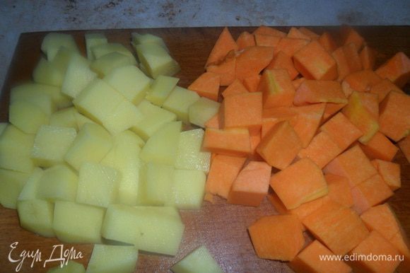 Картофель и тыкву порезать кубиками.