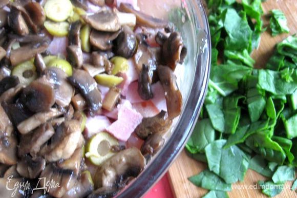 Грибы приготовить на оливковом масле на разогретой сковороде. Дать немного остыть. Добавить грибы. Шпинат помыть, порезать. Подмешать к фаршу.