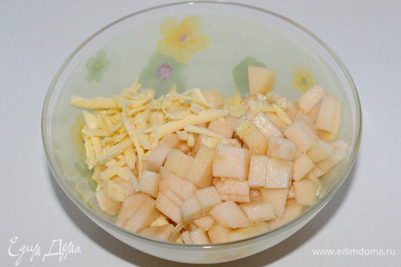 Грушу порезать кубиками. Смешать тертый сыр с грушей, добавьте базилик(у меня его нет на фото)