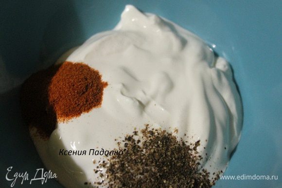 Сметану положить в глубокую миску, добавить к ней соль и два вида перцев с маленькой горкой.