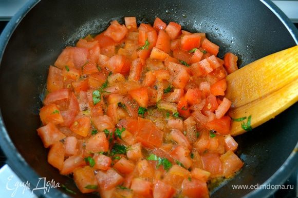 В сковороде растопить сливочное масло, добавить нарезанные помидоры, базилик, соль и специи. Хорошо перемешать и тушить на среднем огне...