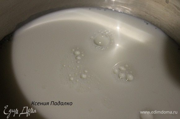 Молоко налить в кастрюлю, добавить к нему сливочное масло. Поставить на медленный огонь.
