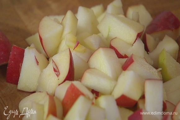 Яблоки, удалив сердцевину, нарезать крупными кусочками.