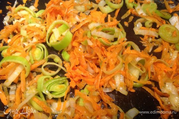 Лук-порей нарежьте кольцами, морковь почистите и натрите на крупной терке. На сковороду, в которой жарилась баранина, налейте 1 ст л масла и обжарьте порей и морковь. Выложите в горшочки.