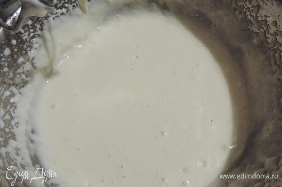Набухший желатин растопить на водяной бане. Нагретое молоко смешиваем со сгущенкой (выберите качественную и вкусную) и растопленным желатином. Ставим смесь для ускорения процесса в морозилку(минут на 20-30). Как только она начнет густеть, вынимаем ее из морозилки, взбиваем миксером до однородности, добавляем растопленный белый шоколад и перемешиваем.