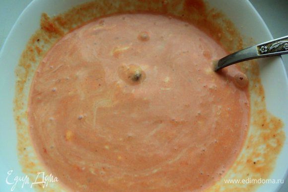 Приготовить соус: смешать сметану, томатную пасту, изюм, посолить и поперчить по вкусу, добавить немного бульона и перемешать.
