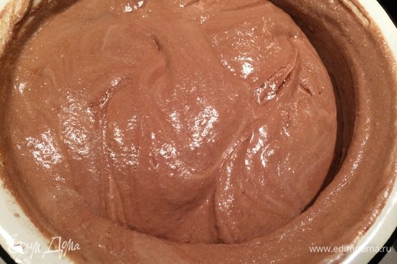 Последний этап: аналогичным способом добавляем в шоколадную массу охлажденные взбитые сливки.