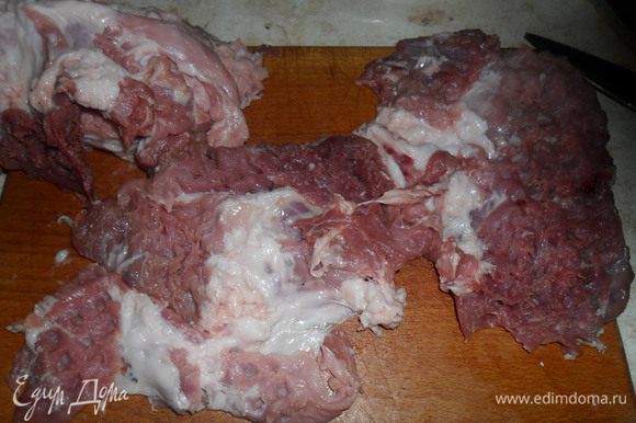Мясо нарезать порционными кусочками, отбить, посолить, поперчить и смазать горчицей. Оставить на 30 минут. (можно больше)