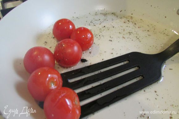 Помидоры прогреть на оливковом масле, с добавлением специй.