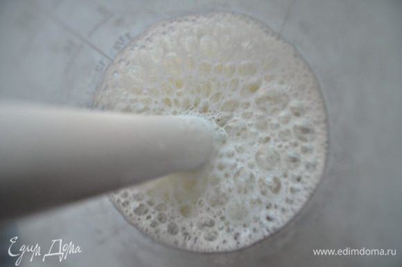Взбейте белок с щепоткой соли в пену и аккуратно равномерно вмешайте в тесто.