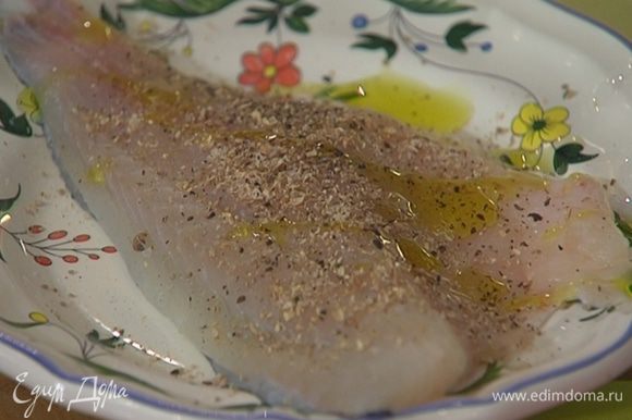 Рыбу посыпать измельченными специями и щепоткой черного перца, сбрызнуть 1 ч. ложкой оливкового масла Extra Virgin.