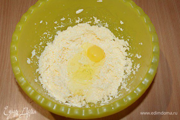 Сливочное масло комнатной температуры взбейте с сахаром до бела. Продолжая взбивать добавьте по одному яйца.
