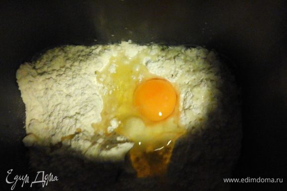 В глубокую посуду разбиваем одно яйцо, добавляем соль, 200 миллилитров воды, 500 граммов муки и замешиваем крутое тесто, в конце добавляем 2 столовые ложки растительного масла.