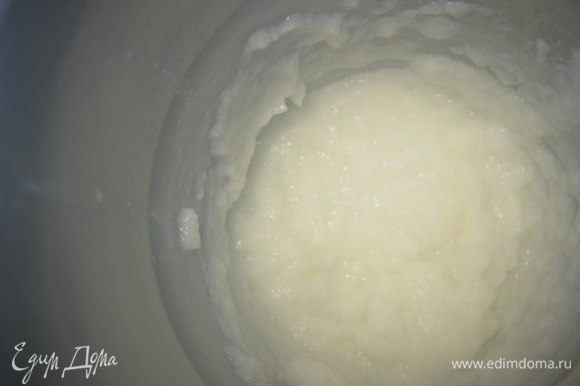 Делаем пюре из цветной капусты блендером, добавляя медленно молоко.