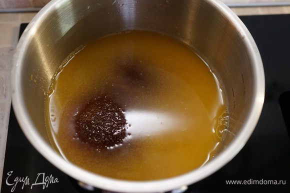 Пока кексы в духовке, приготовим сироп. В сотейнике на малом огне нагреть сок от 1.5 апельсина, насыпать сахар. Периодически помешивать. Довести до кипения, поварить 3-4 минуты и снять с огня. Оставить остывать.