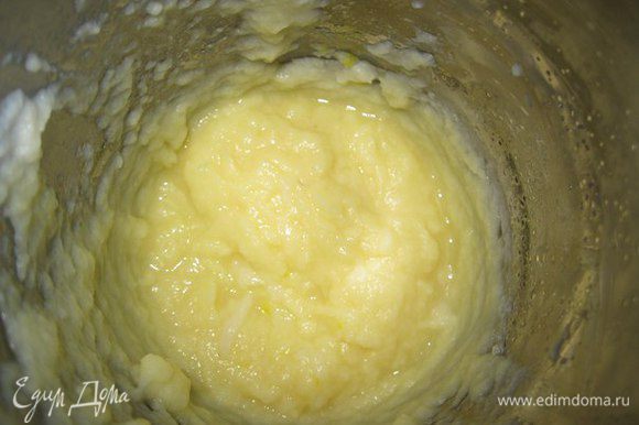Вбить сырое яйцо. Добавить мелко нарезанный чеснок, посолить и добавить любимые специи или укроп.