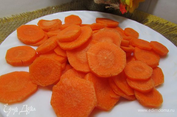 Пока варится фасоль, подготовить овощи. Морковь почистить и нарезать кольцами.