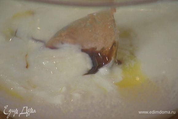 Молоко соединить с простоквашей и яйцом, влить ванильный экстракт и растопленное сливочное масло, все перемешать.