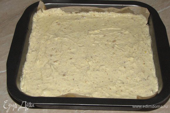 Смазать форму для кекса сливочным маслом, выложить в нее тесто, разровнять.