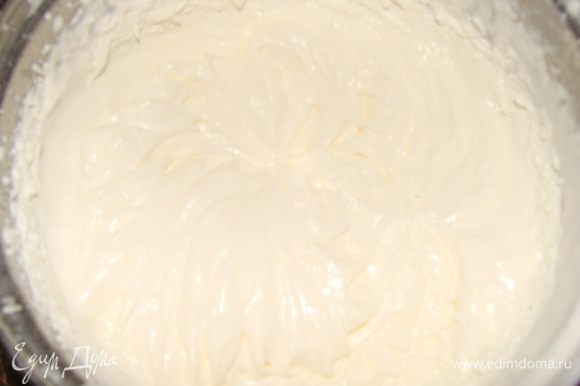 Пока бисквит печется, приготовим крем. Масло достаем заранее из холодильника. Желтки растираем с сахаром. Молоко греем. Добавляем несколько ложек горячего молока в желтки, всыпаем крахмал, вымешиваем так, чтобы не было комочков. Затем добавляем 50-70 мл молока туда же, опять перемешиваем и выливаем в горячее молоко тонкой сруйкой, постоянно помешивая венчиком. Варим до загустения около 5-7 минут на слабом огне. Снимаем с огня, добавляем ванилин, можно немного коньяка. Остужаем до комнатной температуры.