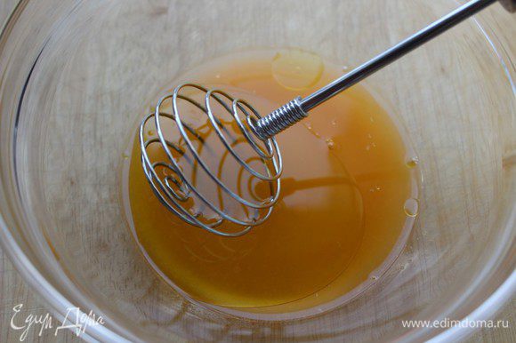 Соединить апельсиновый фреш, оливковое масло и мед. Слегка взбить до появления пены.