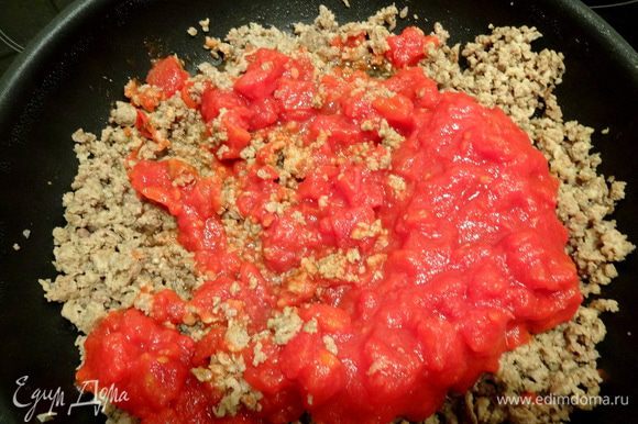 Добавить баночку нарезанных томатов, посолить, поперчить острым перцем, перемешать и прогреть минут 5-7.