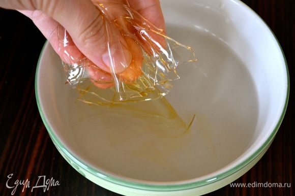 Начнем с приготовления мармелада... Для этого замочить листовой желатин в холодной воде минут на 7...