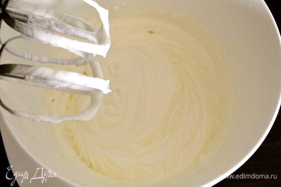 Как только суфле застынет и торт будет готов..., сливки взбить с ванильным сахаром.