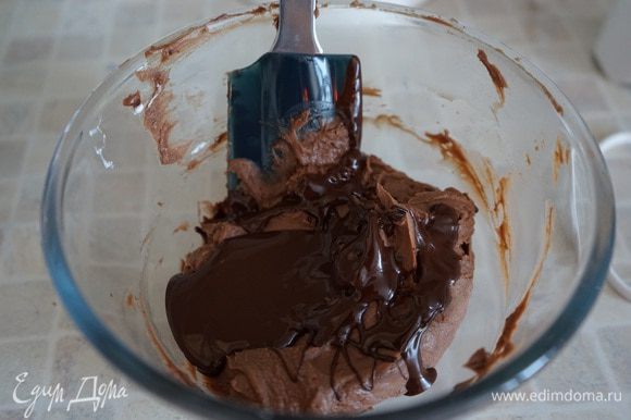 Пока печется корж – займёмся кремом. На водяной бане растопить шоколад. Хотела сделать с обычным маскарпоне (уж на что люблю шоколад, но тут казалось перебор), но обычный не смогла нигде купить, только шоколадный. Маскарпоне слегка взбить миксером, добавить шоколад, хорошо перемешать.