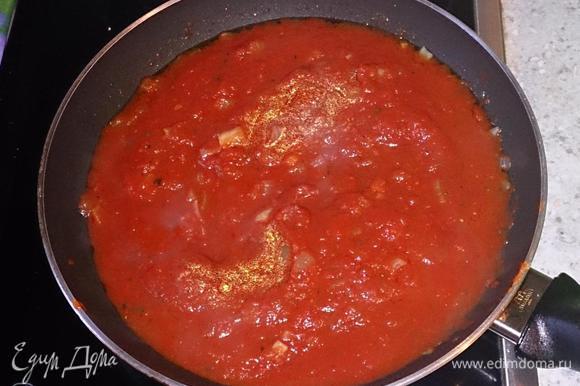 Готовим начинку. Для этого лук и чеснок мелко режем и обжариваем в оливковом масле. Добавляем томат-пасту и помидоры консервированные, приправляем солью, перцем, сахаром и чили. Продолжаем проваривать на среднем огне 20 минут. Масса загустеет.