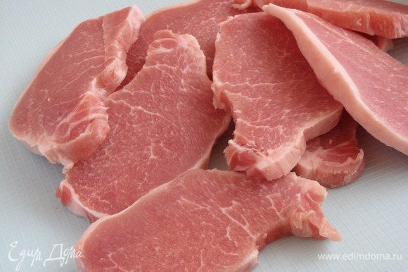 Мясо нарезать пластиками, толщиной не больше сантиметра.