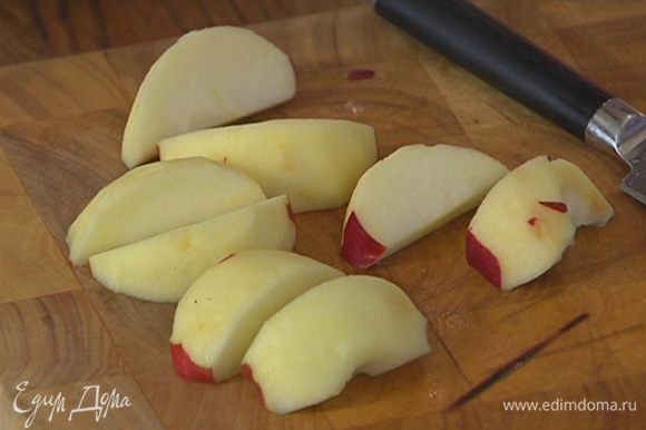 Второе яблоко очистить от кожуры и, удалив сердцевину, разрезать на 8 долек.