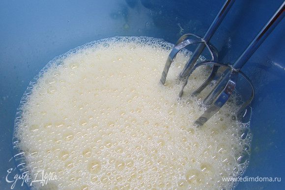 Отдельно смешать яйца с сахаром и взбить миксером до появления пены.