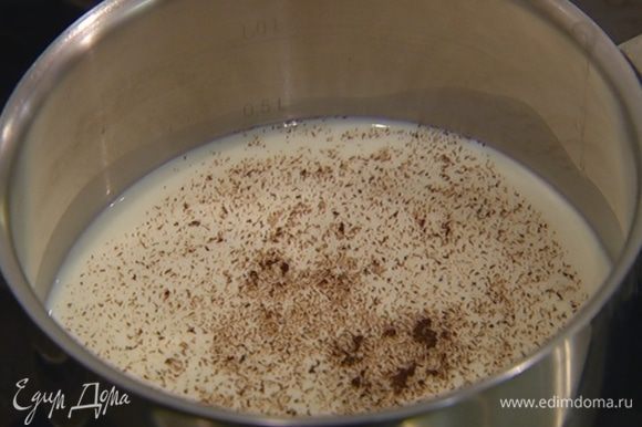 Приготовить мороженое: молоко влить в кастрюлю, добавить ванильную пудру (мелко смолотый стручок ванили) и довести до кипения.