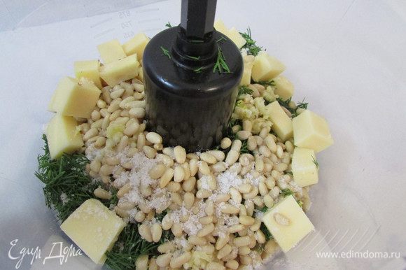 Подготовленный ингредиенты выложить в чашу блендера. Измельчить укроп, чеснок, орехи и сыр.