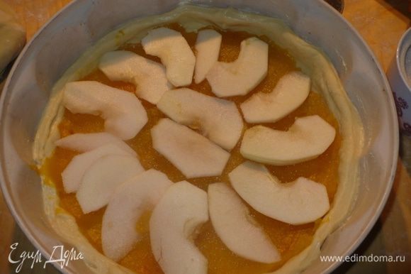 Выложить тыкву, посыпать немного сахаром, потом порезанные яблоки.