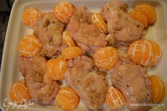 В форму для выпекания выложить куриное филе вместе с мандаринами и залить оставшимся маринадом. Поставить на 15 - 20 мин запекаться в разогретую до 180г духовку.