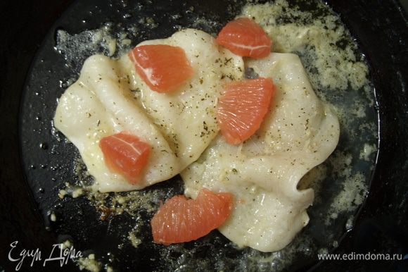 Кальмар обжарить на раскаленном оливковом масле с тимьяном и чесноком 3-5 минут,посыпать солью и перцем,добавить очищенный грейпфрут несколько долек.все перемешать и снять с плиты.
