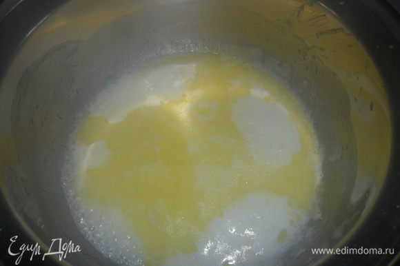 Для начинки молоко вскипятить со сливочным маслом.