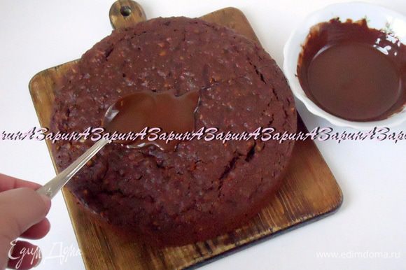 Оформление пирога: шоколад с 1 ст. л. растительного масла растопить на водяной бане. Полить шоколадной глазурью пирог.