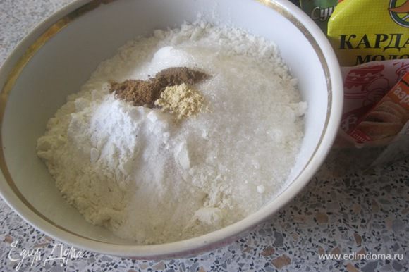 В миске смешать муку, сахар, соль и специи. * Муки понадобится - 1 + 1/4 стакана ( стакан - 250 мл).