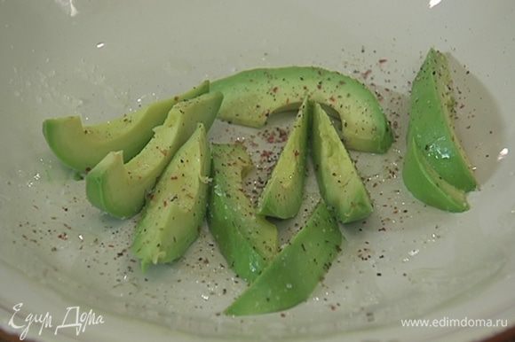 Дольки авокадо выложить на тарелку, сбрызнуть соком лайма, посолить и поперчить.