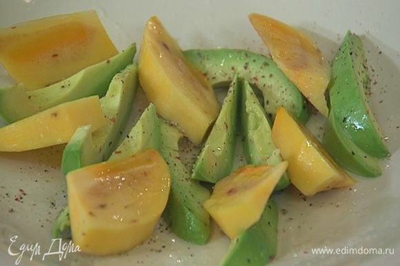 Хурму очистить от кожуры, нарезать дольками, выложить на тарелку с авокадо и сбрызнуть оставшимся соком лайма.